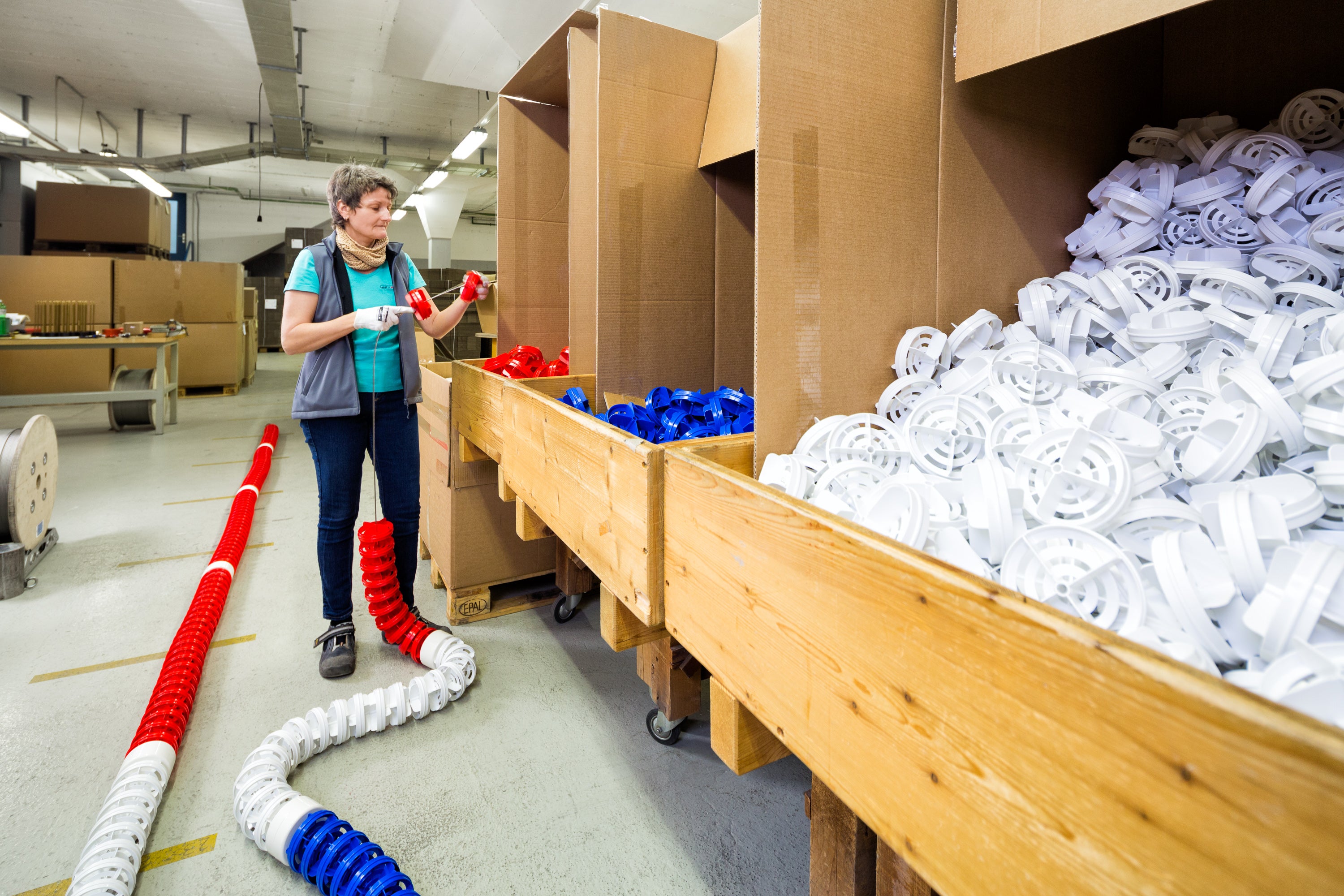 Frau bei der Herstellung von Weibel Schwimmleinen