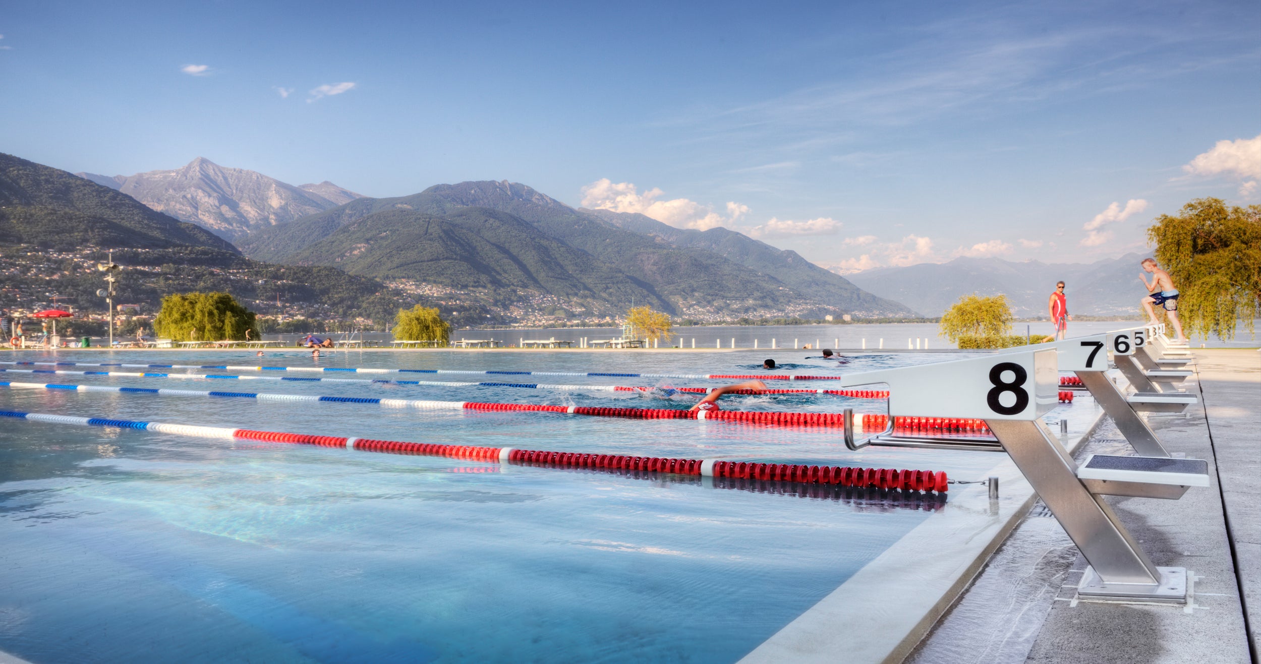 Freibad mit Wettkampfleinen und Schwimmern